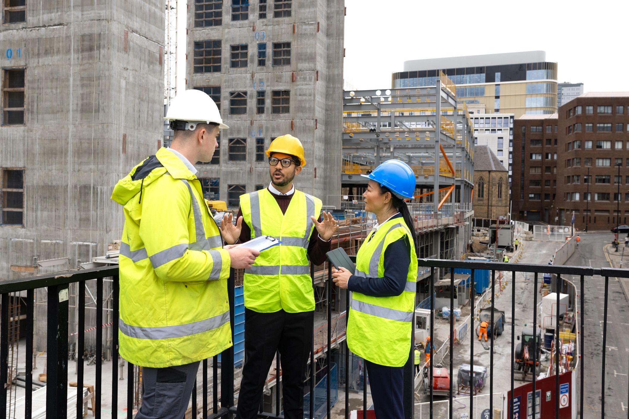 Equipe de construção analisando planejamento da obra