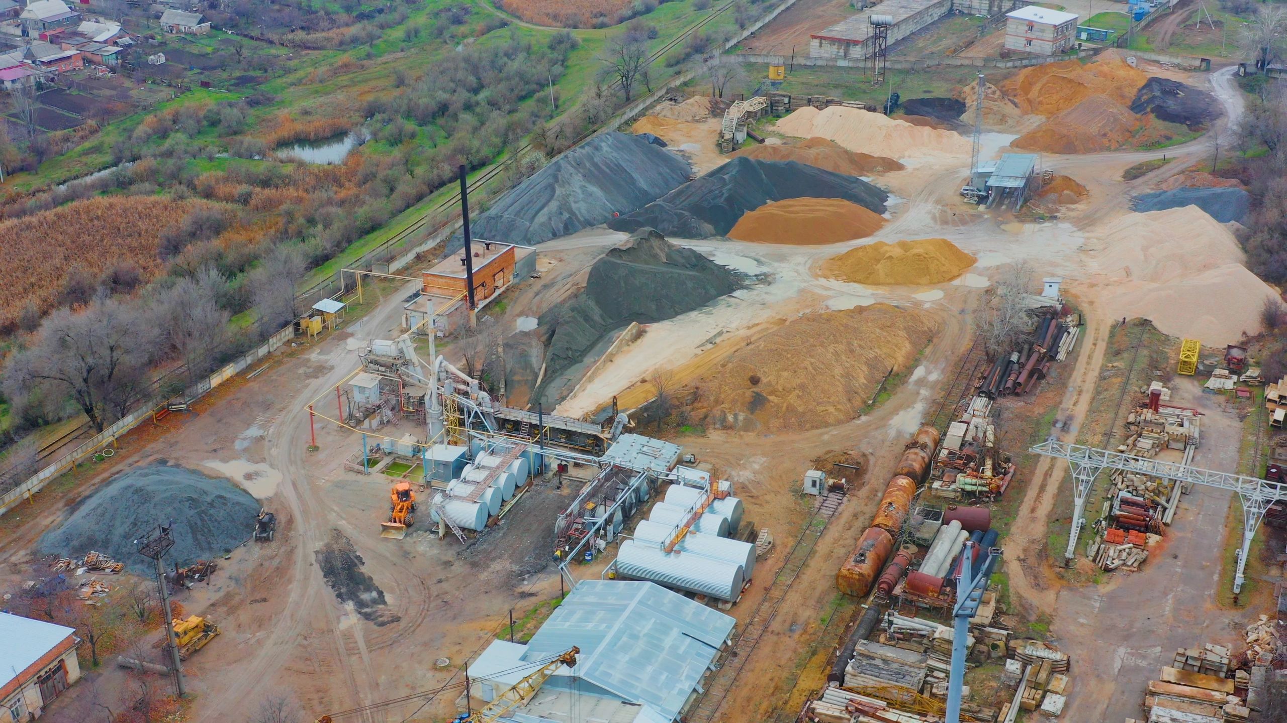 Área industrial com agregados e maquinário de apoio à infraestrutura