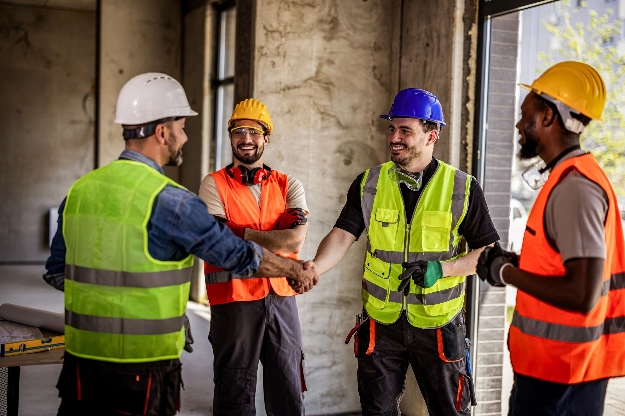 Profissionais da construção em alinhamento de equipe