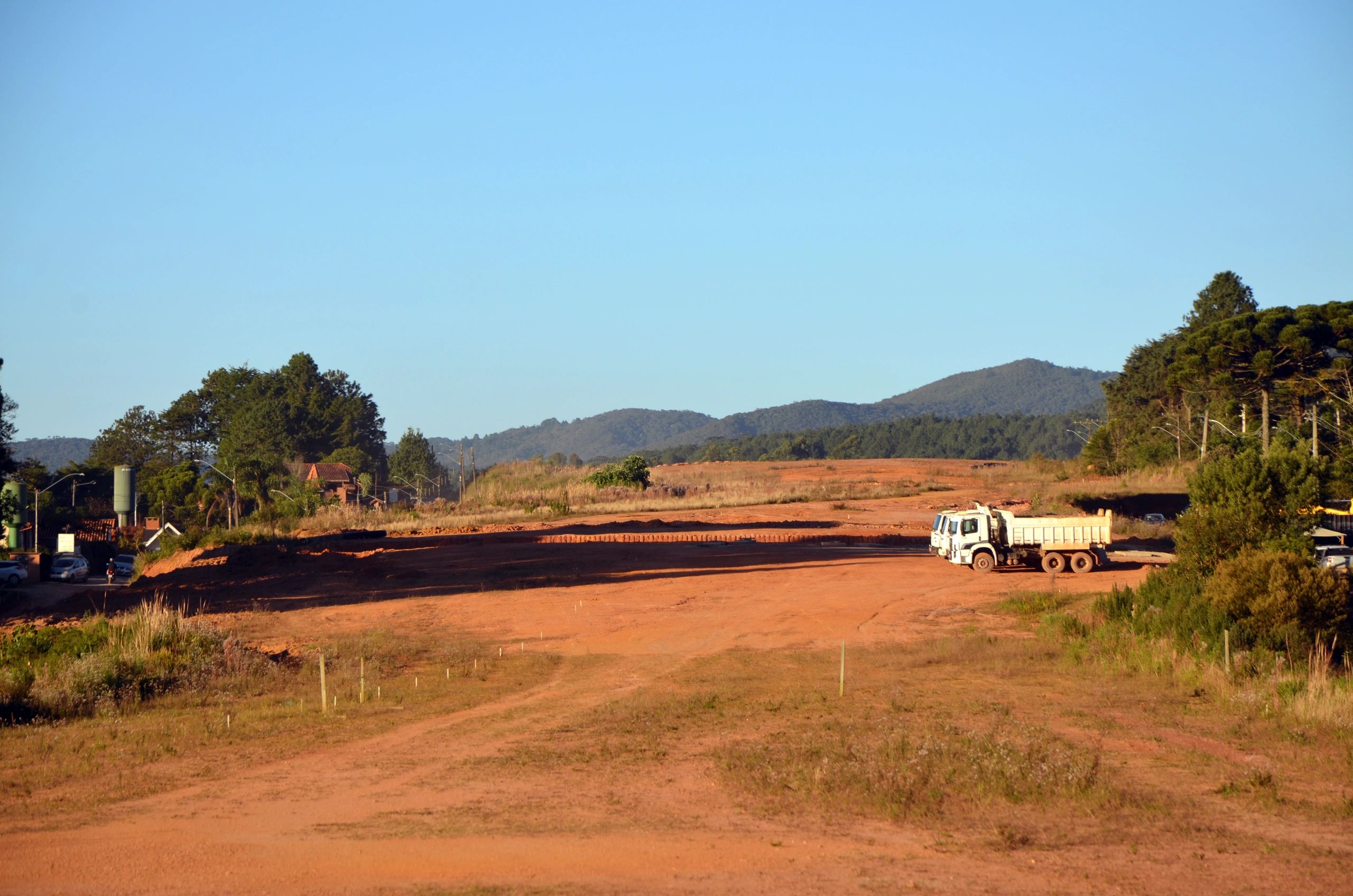 Caminhão para operação de caçamba em obra