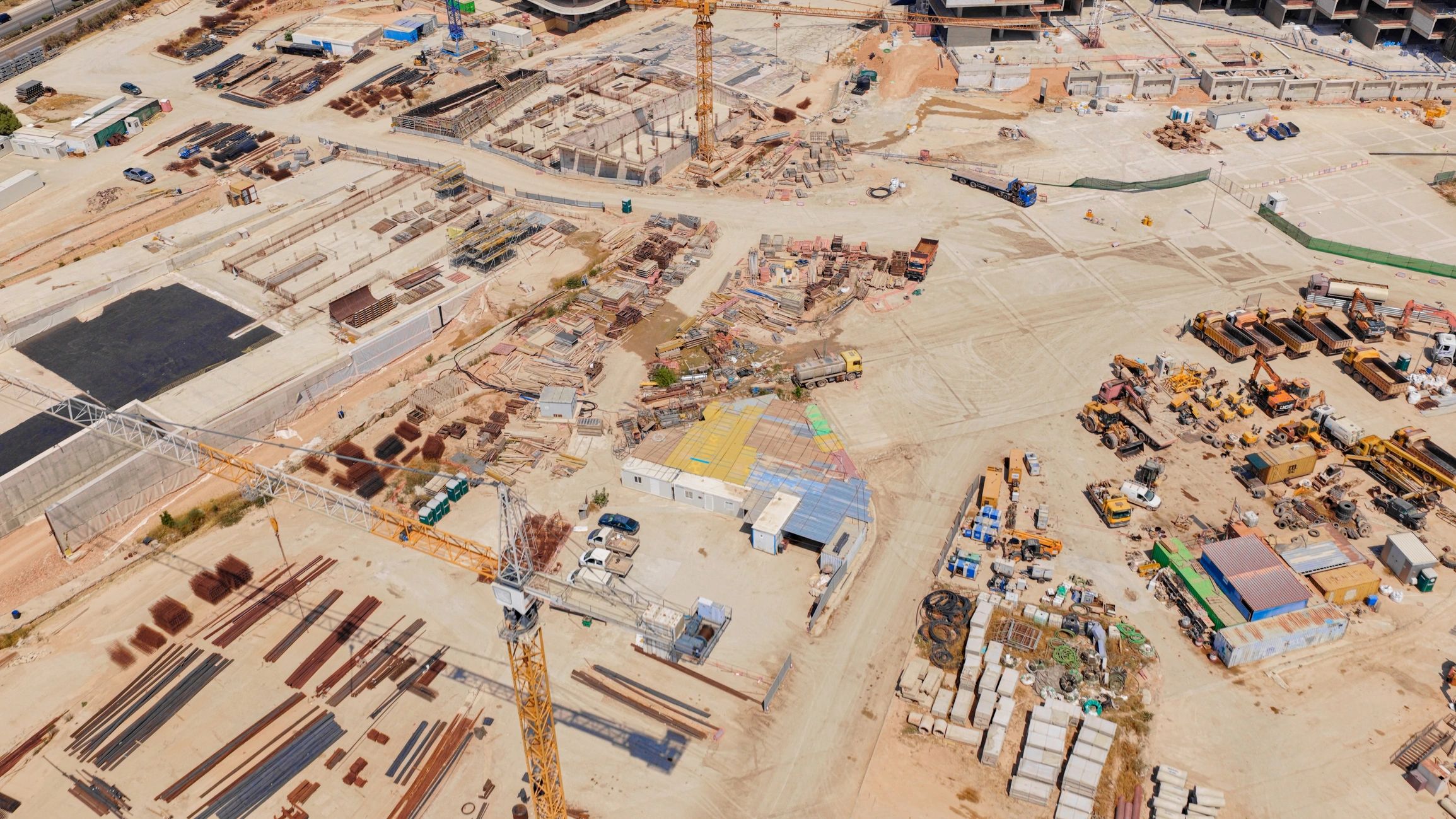 Vista ampla de canteiro de obras com infraestrutura